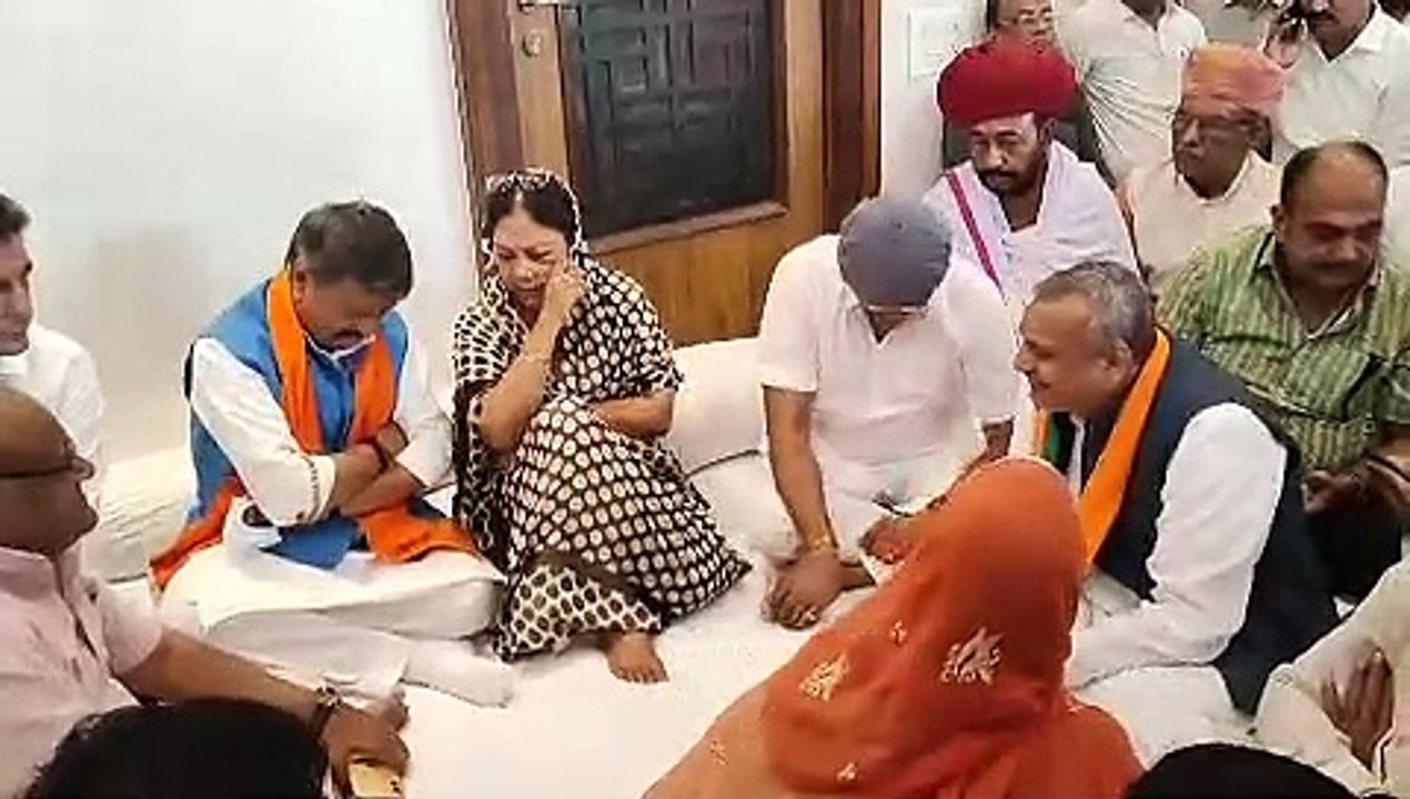 संवेदनाएं जताने आई वसुंधरा ने बढ़ाई सियासी हलचल