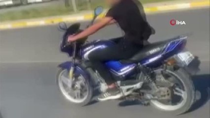 Son dakika 3. sayfa: Ehliyetsiz motosiklet sürücüsü maskeyi yüzüne değil plakasına taktı...O anlar kamerada