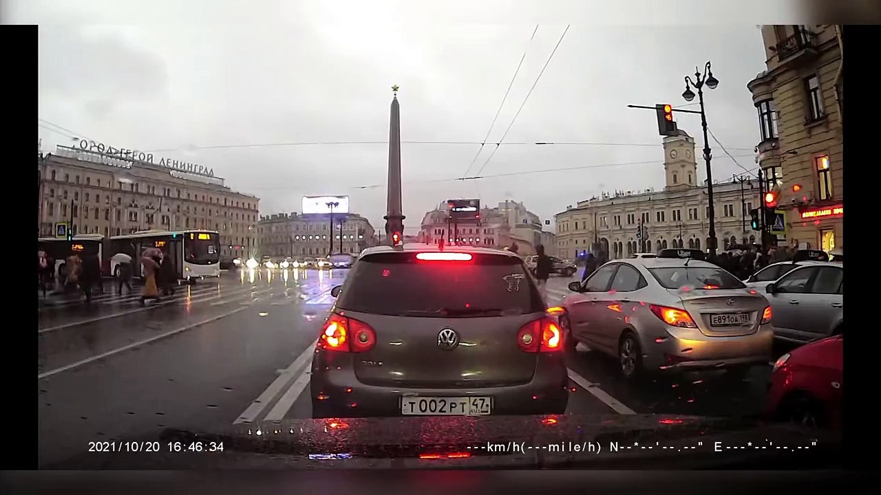 Il veut doubler tout le monde mais se fait rattraper par le karma au feu rouge