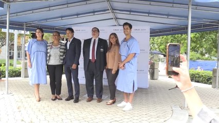 El diseñador René Ruiz cambia los vestidos de fiesta por batas de hospital