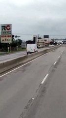 Furgão na contramão na Rodovia Antônio Heil entre Brusque e Itajaí