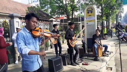 Pengamen jalanan di bandung|karena rehat bersepeda dulu