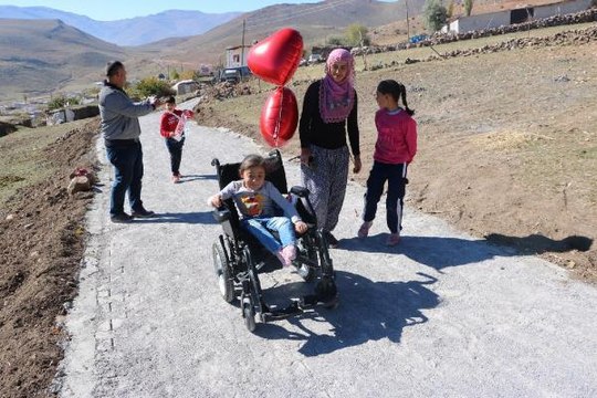 ELİF, HEM YOLA HEM DE AKÜLÜ TEKERLEKLİ SANDALYESİNE KAVUŞTU