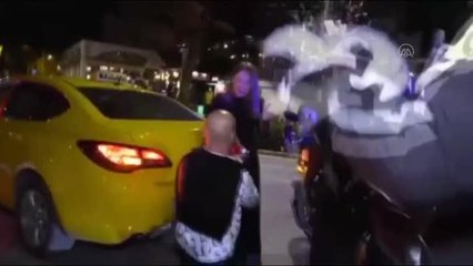 Son dakika: Evlilik teklifi yapmak isteyen taksici kendini ve kız arkadaşını polise yakalattı