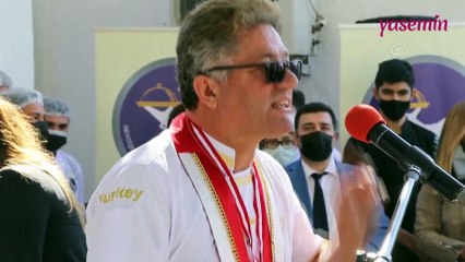 Altın kaplamayla yapılan tatlının dilimi 5 bin liradan satıldı