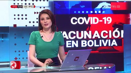 Adolescentes entre 16 y 17 años acuden a inmunizarse contra el coronavirus en La Paz