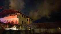 Son dakika haber | 3 katlı evin teras katında korkutan yangın: Mahsur kalan adamı alevlerin arasından kurtardılar