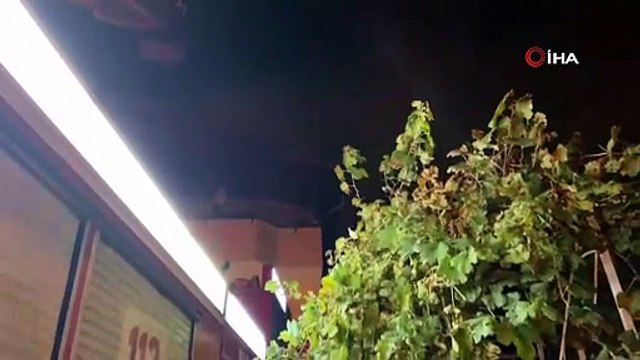 3 katlı evin teras katında korkutan yangın: Mahsur kalan adamı alevlerin arasından kurtardılar