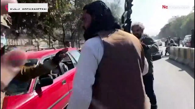 صحفيون يتعرضون للضرب على يد عناصر طالبان خلال تغطية مظاهرة نسائية في كابول