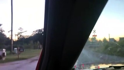 கார்களை ஏற்றிக்கொண்டு வந்த கனரக லாரி.. அதிவேகமாக வந்து மோதிய ரயில்.. அதிர்ச்சி வீடியோ