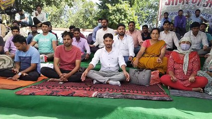 शहीद स्मारक पर बेरोजगार युवाओं का महापड़ाव जारी
