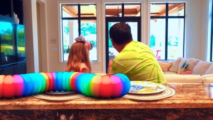 Nastya dan ayah bermain dengan cacing computer