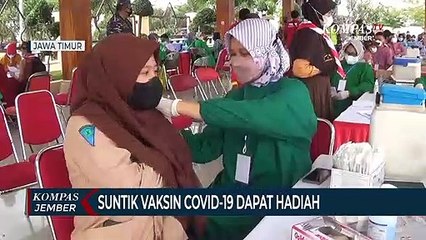 Warga Suntik Vaksin Covid-19 Dapat Hadiah Telur Ayam dan Payung