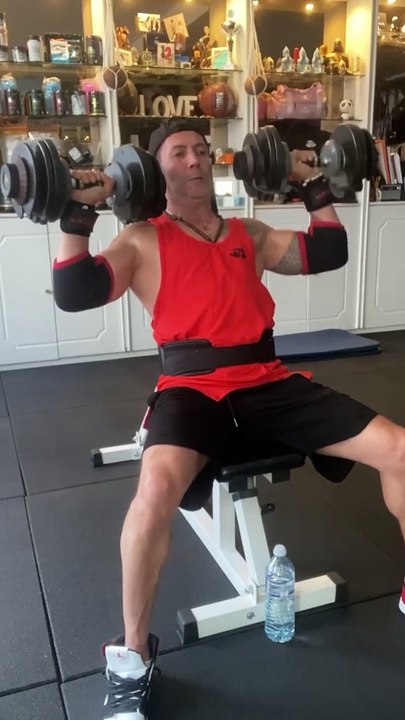 —Gear from @bodyengineers —Happy Thursday Everyone ! —Salut la famille, j’espère que vous allez bien? Voici mon entraînement Épaules, pectoraux, triceps de ce jeudi midi . Bon entraînement! —SAVE This 1. Alternate Shoulder Press - 4✖️12reps.