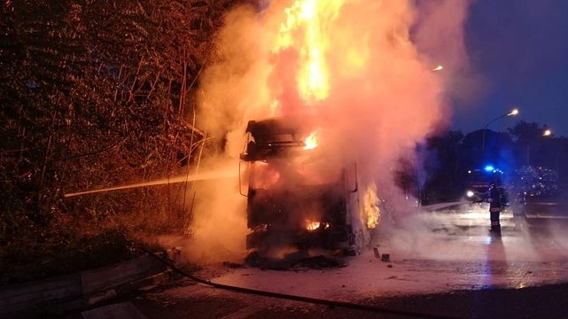 Catania - Bisarca in fiamme sull'autostrada A18 vicino Giarre (22.10.21)