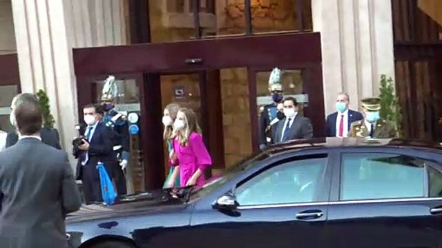 Felipe y Letizia, junto a sus hijas, llegan al Concierto de los Premios Princesa de Asturias