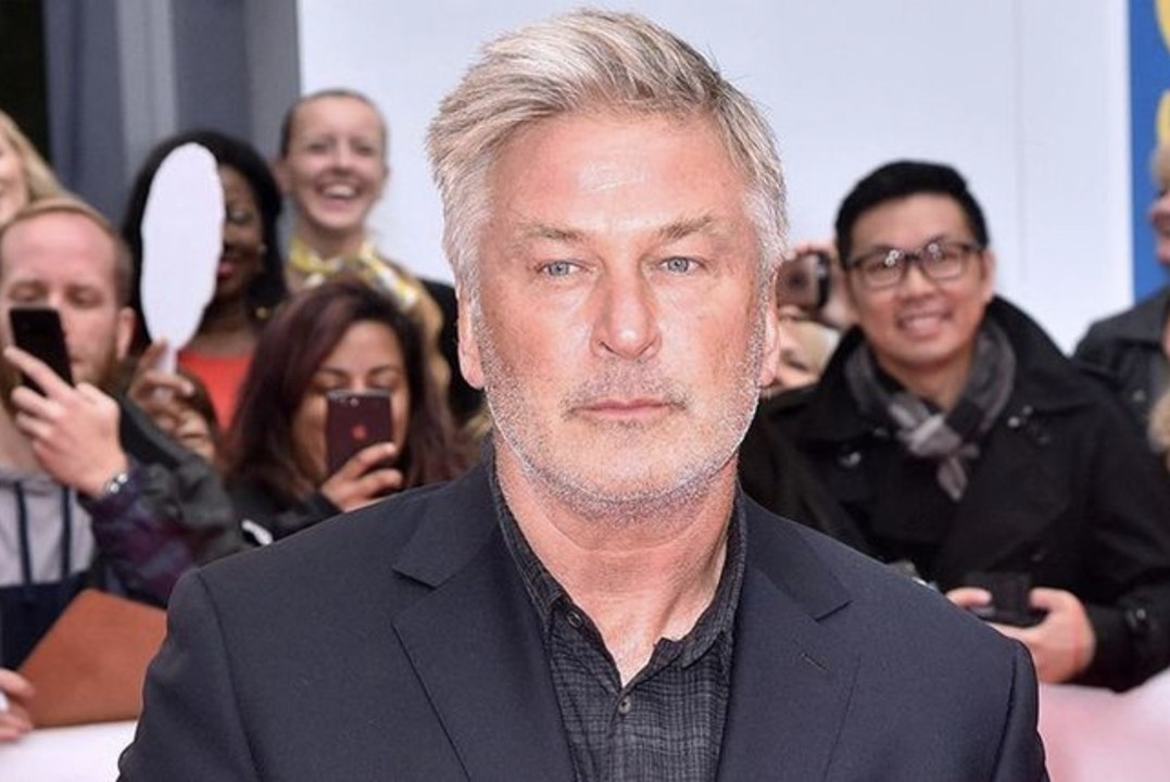 Urgent : Alec Baldwin tire et tue une femme sur le tournage d’un western… L’arme à feu était un accessoire de cinéma !