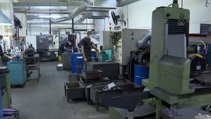 Kimi yedek parçacıda kimi lüks otelde çalışarak diplomaya hak kazanıyor