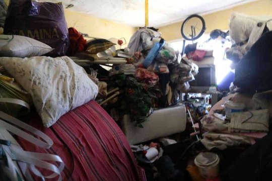 80 yaşındaki kadının evinden 7 kamyon çöp çıktı