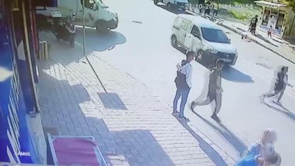 Vatandaşların kazadan kurtulma anı güvenlik kamerasına yansıdı