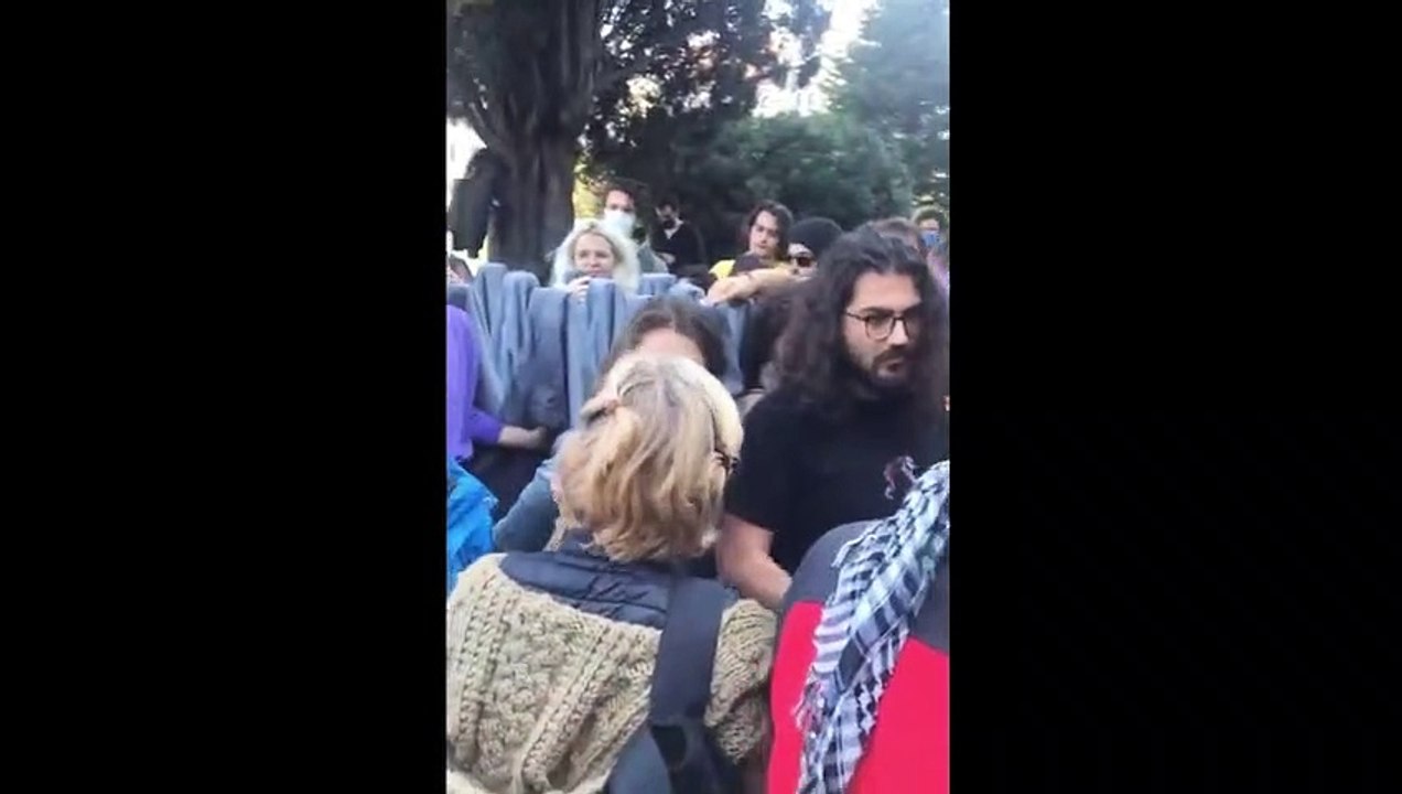 Boğaziçi Üniversitesi'nde özel güvenlik kampüse çadır kurma isteyen öğrencilere müdahale etti