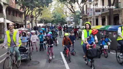 Más de 100 alumnos y familiares forman en Barcelona el 'bicibús' para ir al colegio