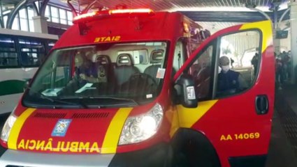 Homem cai ao descer de ônibus no Terminal Urbano Leste e é socorrido pelo Siate