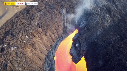 Un sobrevuelo con dron muestra de cerca cómo manan ríos de lava de una de las bocas del volcán de La Palma