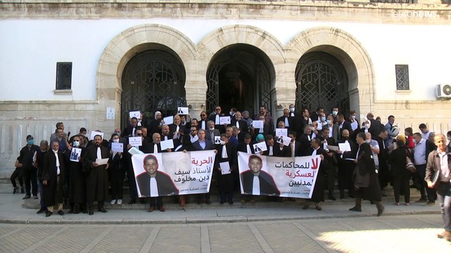 فيديو: تونس ويل لمن ينتقد .. محامون ينظمون وقفة احتجاجية ضد محاكمة المدنيين عسكريا