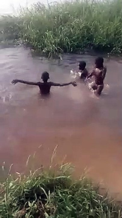 Quand tu vas te baigner au mauvais endroit avec tes copains !