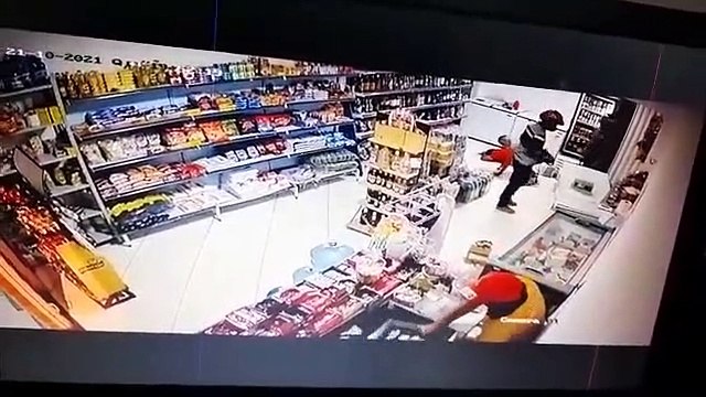 Assaltantes roubam conveniência e fazem clientes e funcionários de refém, na região de Patos