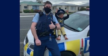 Du haut ses quatre ans, un enfant appelle la police pour qu'elle... vienne voir sa collection de jouets