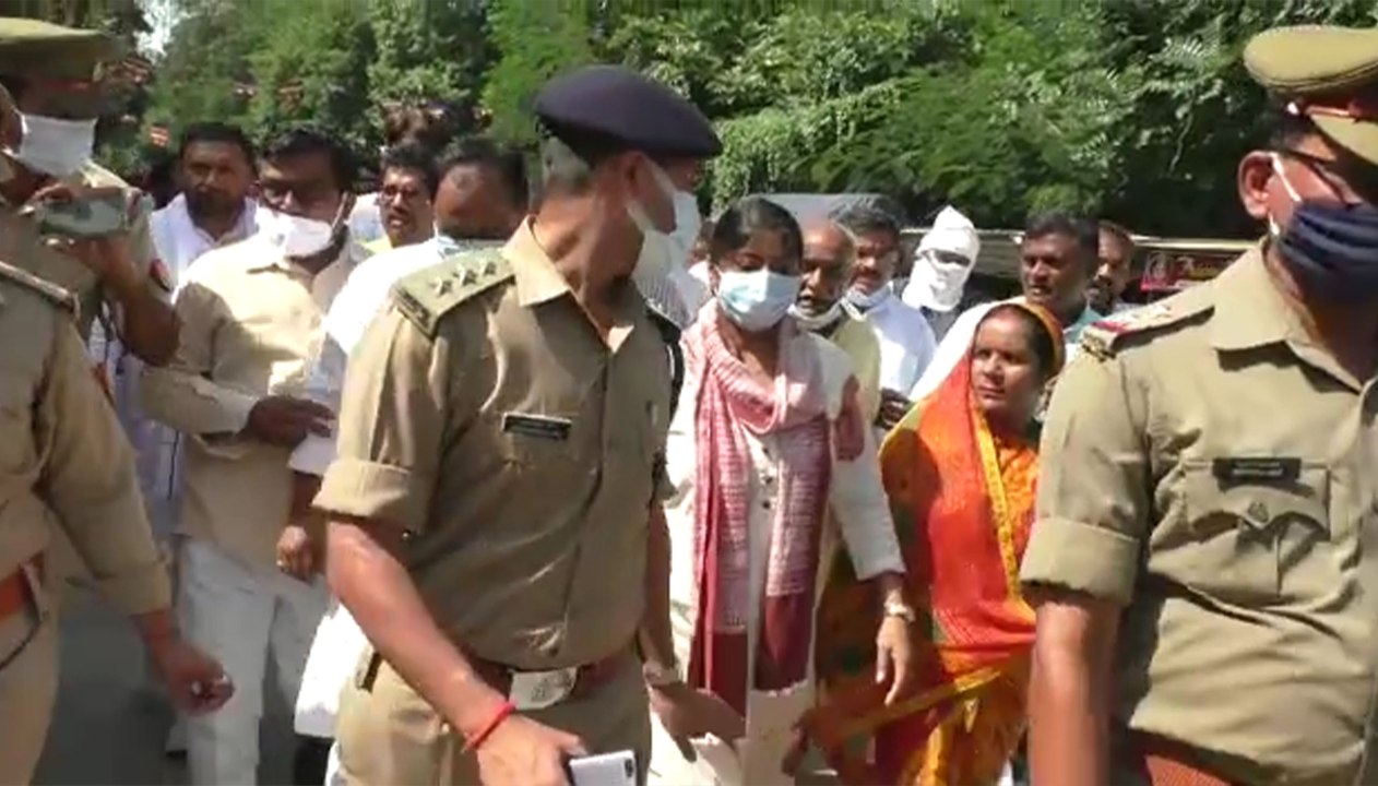 पुलिस ने अपना दल को किसानों के समर्थन में रैली निकालने से रोका