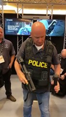 Démonstration d'un sac pour policier