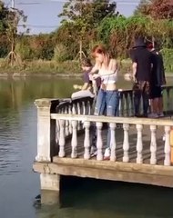 Elle veut prendre en photo son poisson avec son smartphone