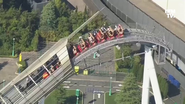 Des passagers bloqués pendant près de deux heures en haut d'une montagne russe en panne au Japon