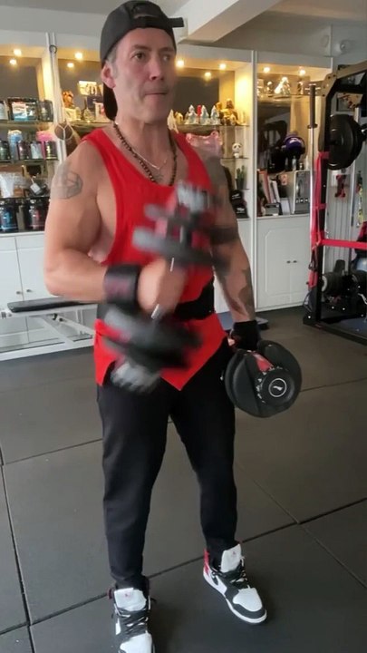 —Clothes from @bodyengineers —Happy Tuesday ! —Salut la famille, j’espère que vous allez bien ? Voici mon entraînement Dos, biceps, de ce mardi midi. Bon entraînement! —SAVE This Back & Biceps Day1. Lat Pulldowns - 4✖️12reps.2. Seated Ro