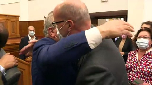 Tirado descubre su retrato en Cortes pidiendo acuerdos