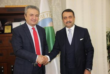 Hakkari TSO'dan hayırsever iş adamına plaket