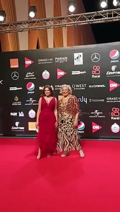 بعد الشبشب: ناهد السباعي تخطف الأنظار بفستان أحمر أنيق في ختام الجونة 2021