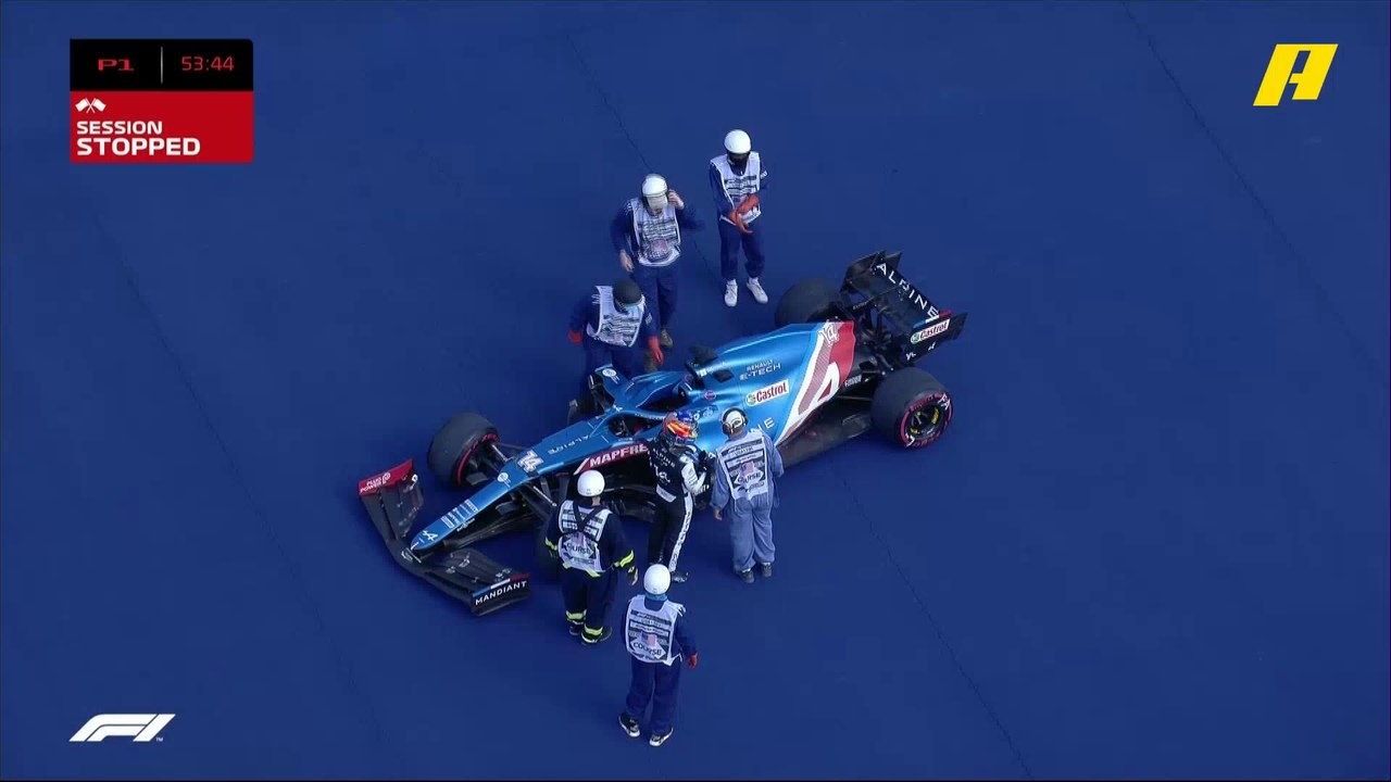 رفع العلم الأحمر ومحاولة حمل سيارة ألونسو بعد تعطلها