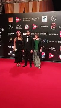 مخرج فيلم ريش يتألق على السجادة الحمراء في حفل ختام مهرجان الجونة