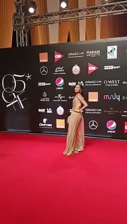 مي الغيطي بإطلالة ذهبية في ختام مهرجان الجونة 2021