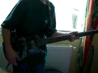 Totos tapping à la basse