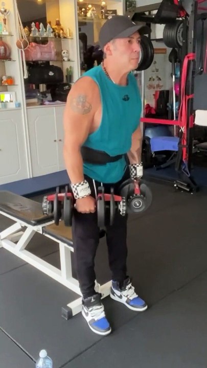 —Gear from @bodyengineers —Happy Monday Everyone ! —Salut la famille, j’espère que vous allez bien et vous avez passé un bon week-end? Voici mon entraînement Épaules, pectoraux, triceps de ce lundi midi . Bon entraînement! —SAVE This 1. Single