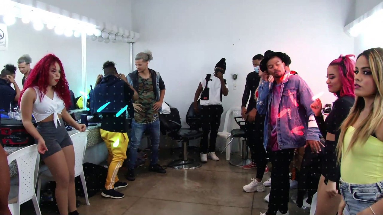 Llane y el cuerpo de baile de ¿Quién es la Máscara? arman fiesta en camerinos