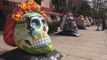 Calaveras gigantes homenajean a Frida Kahlo en México por el Día de Muertos