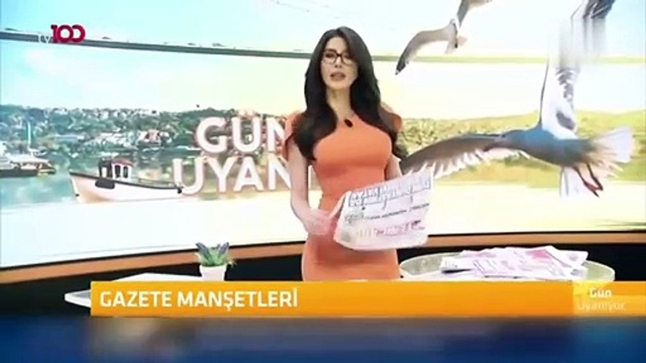TV100 spikeri canlı yayında haberi okudukça sinirlendi