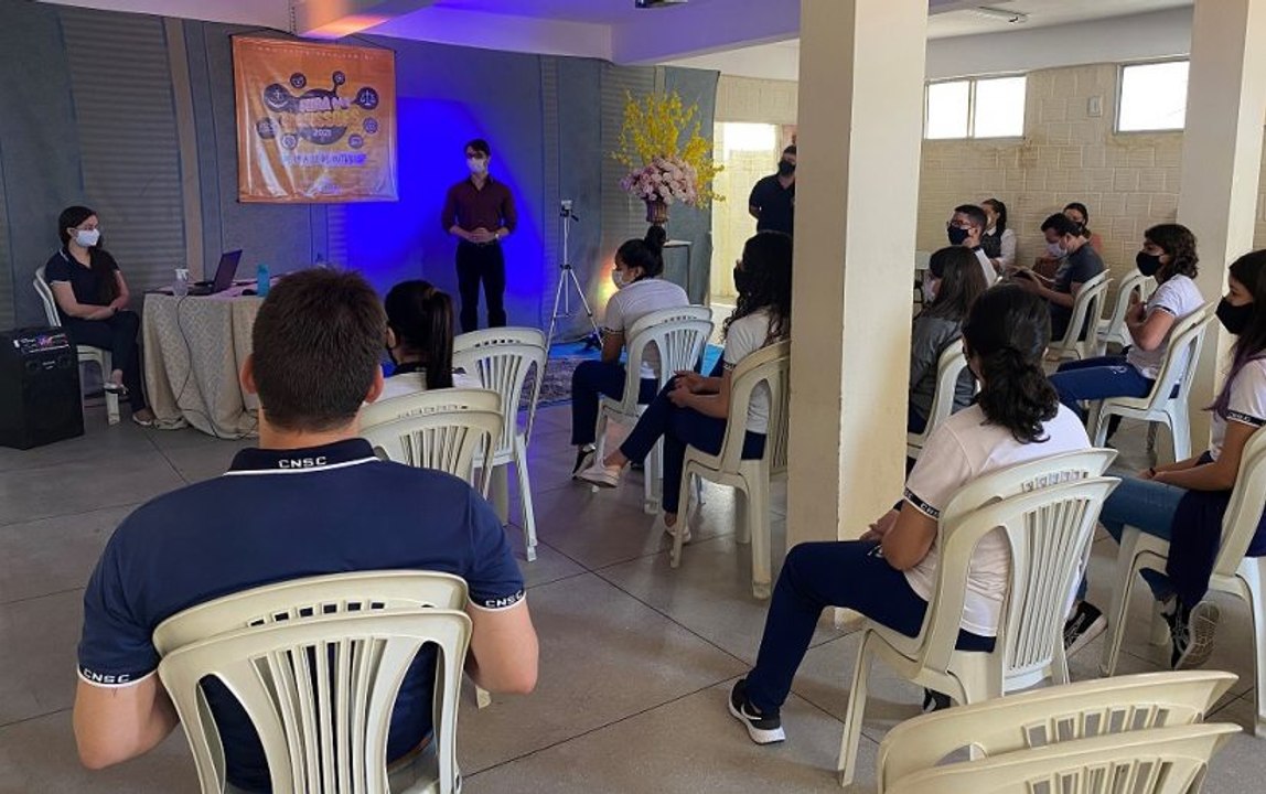 Feira das Profissões, do Colégio Nossa Senhora do Carmo, ajuda alunos a pensarem o futuro