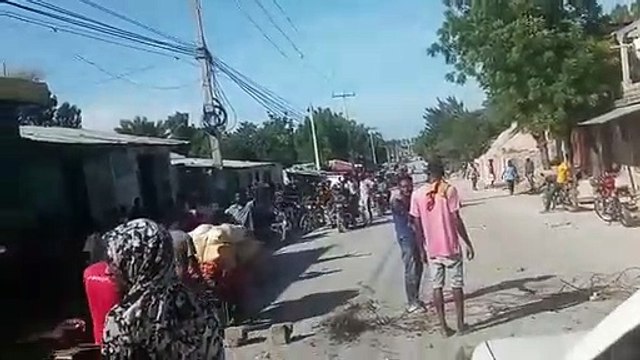 Plizyè chofè moto nan komin kabarè bloke wout la akoz pwoblèm gaz ki genyen nan zòn nan.